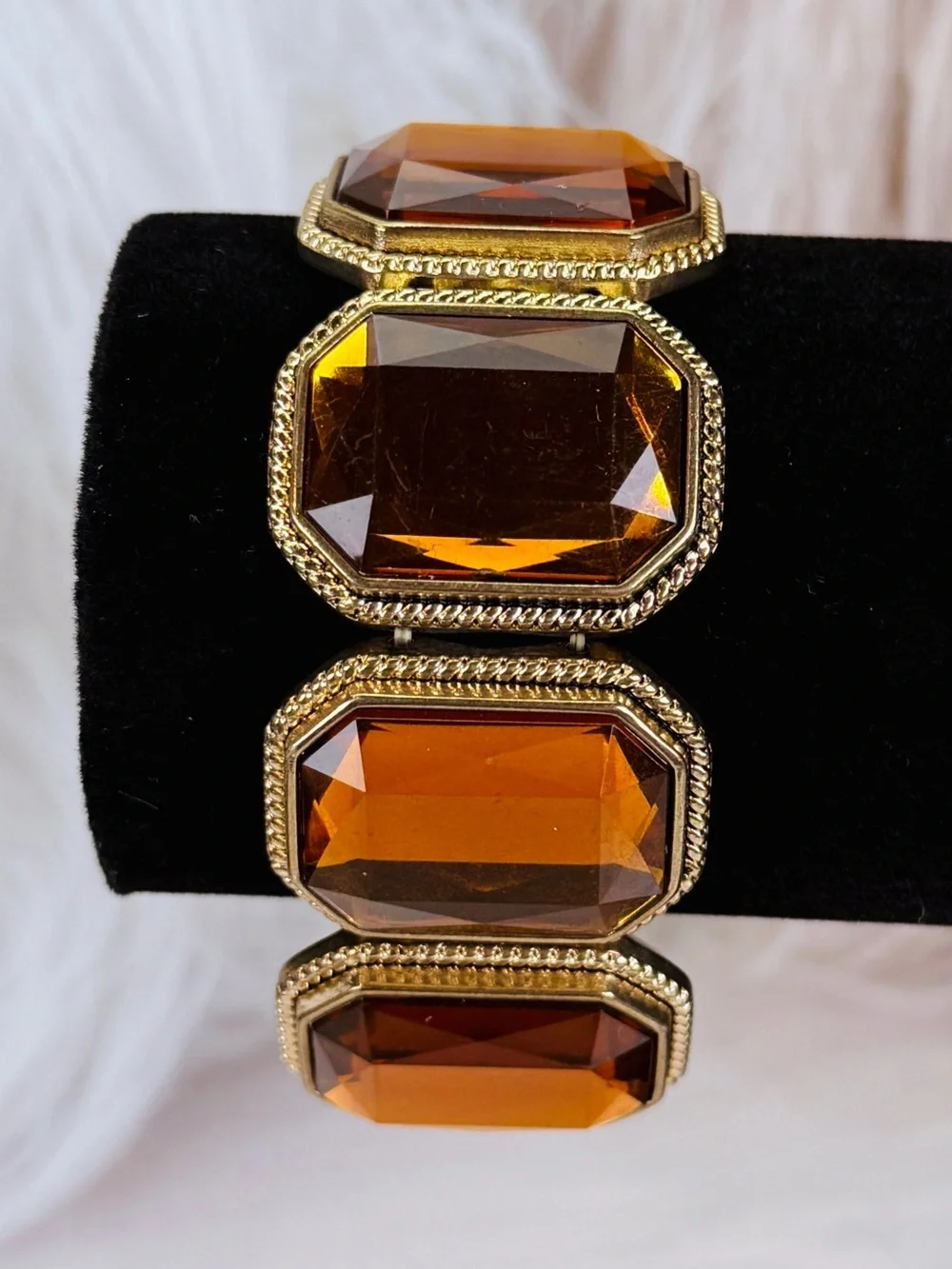 Pretty aged goldtone, large earthy colors accent stretch bracelet